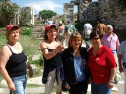 Abbiamo gi sgamato di chi era quel cappellino rosso: di Angela e Enrica, ma c anche ANNARITA  con la mamma, c anche Tony alle loro spalle ma nessuna si  accorta!!